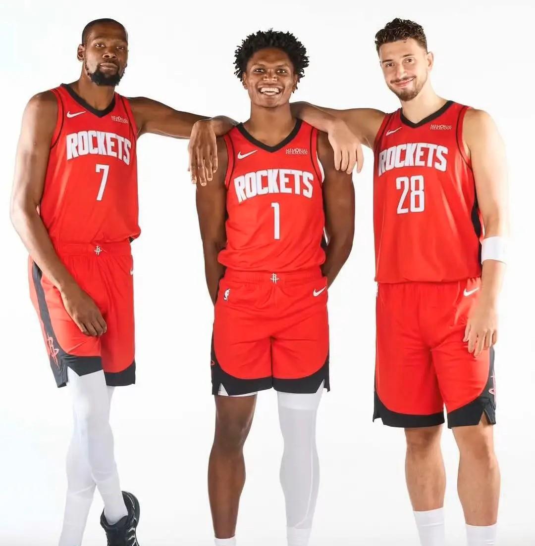 所谓的火箭三巨头：
KD：他从15-16年开始高强度比赛就不能下球。常规赛可以自