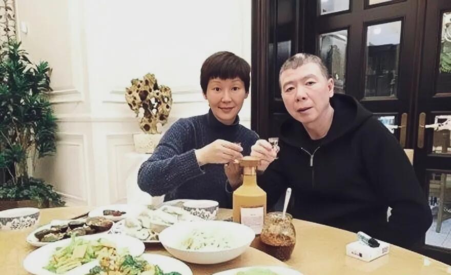徐帆夫妇还挺接地气的，没有浓妆艳抹，也没有吃大鱼大肉，简简单单的五个素菜和一个荤