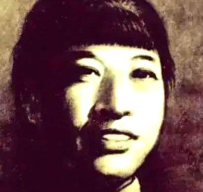 1928 年 9 月 19 日，贺满姑被敌人押至刑场。她坚决不肯吐露兄长的踪迹，