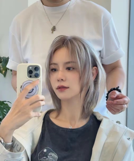 林峰媳妇现在长这样
比以前的小女人形象看着好一些了
张馨月以前打扮的比较傻白甜