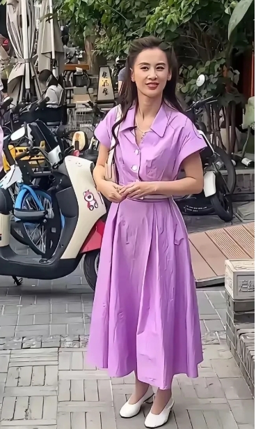 42岁的黄圣依最近参加活动出现在北京某胡同，状态极好。
与杨子结束了婚姻关系后的