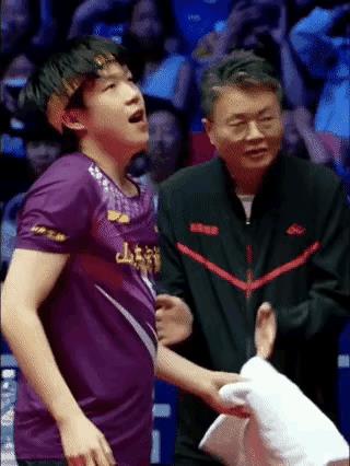 漂亮帅气大头
又是一脸暗爽
心里的甜蜜全在脸上了
原来3:0取胜后
大屏上全是大