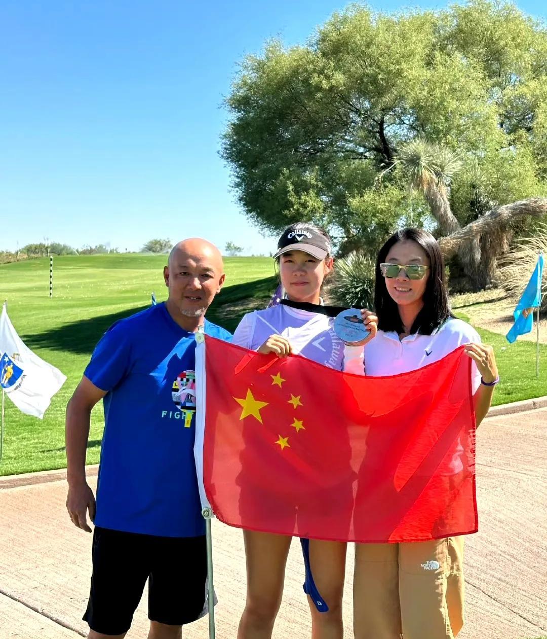 父爱情深！肖战教练第一次为女儿当球童，自称是全场最不专业的！
6月15日，国家羽