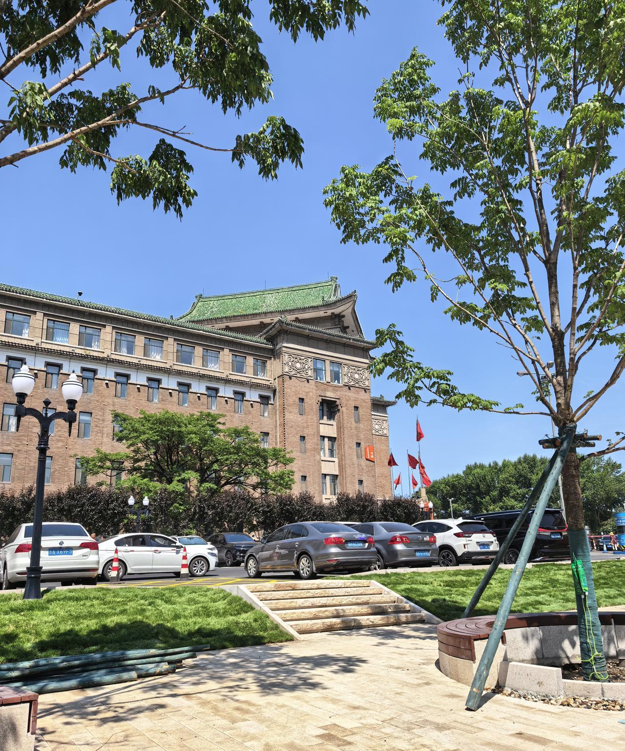老伴预约今天体检，我准备开车送她。出发前给医院体检中心联系，提醒我，“早点到，别