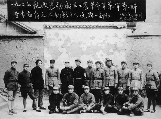 毛主席与老战友合影，18年后，走出了10位开国将帅
