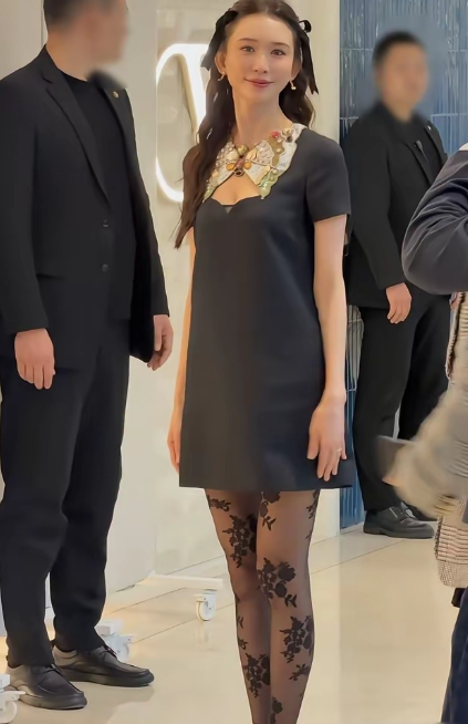 林志玲上海复出被骂上热搜，我翻完大家的讨论，真是替她捏把汗。
​五十岁刚生完二胎