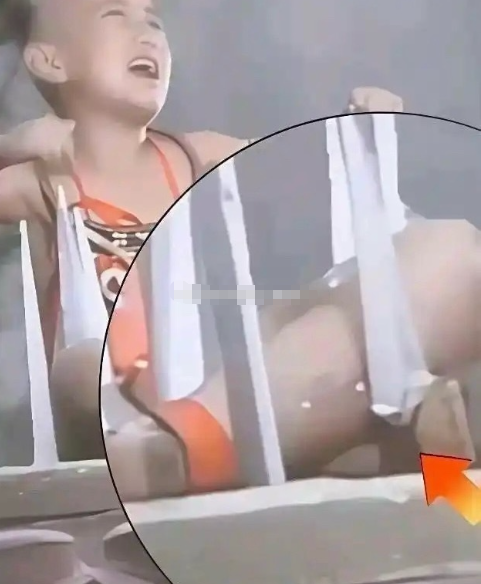 小时候还以为莲花宝座上这刀子是真的，没想到是把胶带粘在红孩儿腿上 