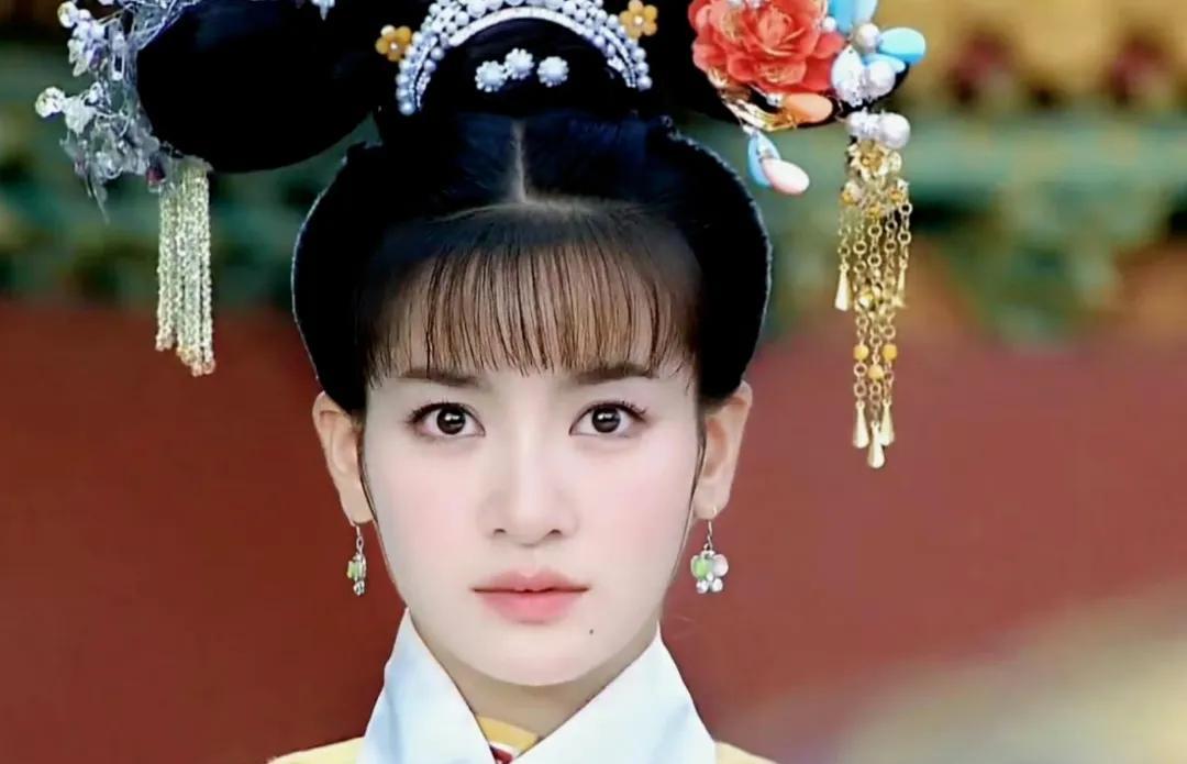 我问大娘，是如何看李晟的。
大娘想了一下：你看李晟面相，天庭饱满。是有福之人，再