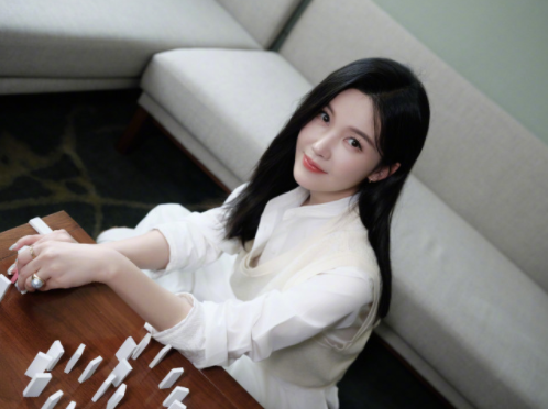杨子姗的春日静谧穿搭，整体的感觉让人觉得很nice！