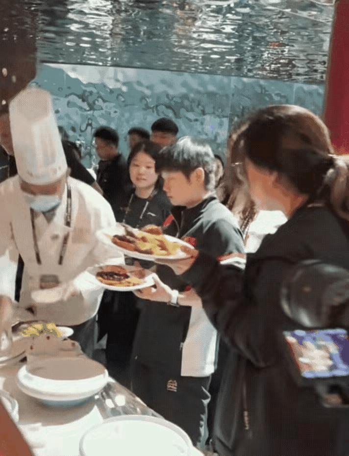 莎莎闹笑话了
北京大满贯晚宴上发生了一件令人捧腹的趣事，那就是我们的大厨小莎莎又