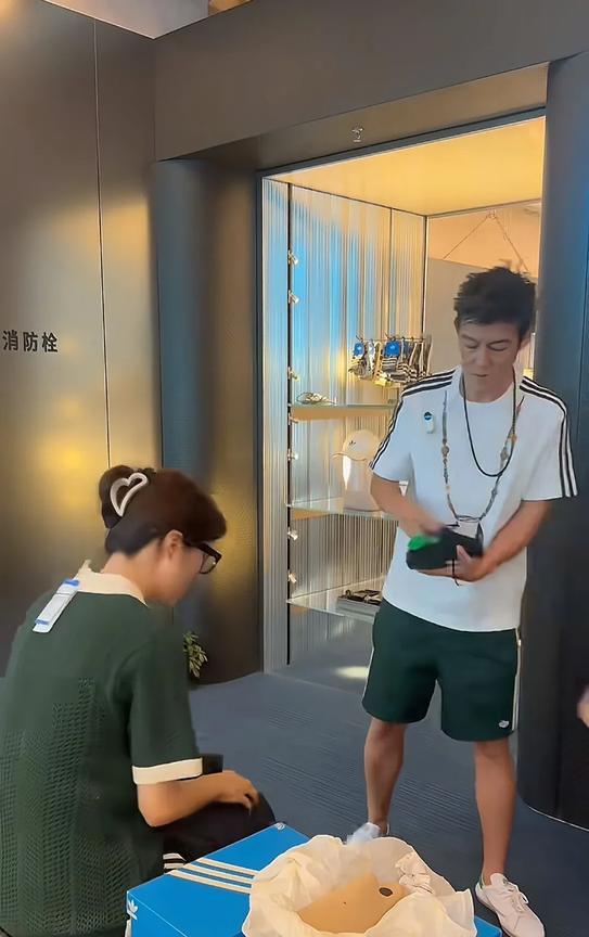 陈冠希到上海出席活动，在阿迪达斯旗舰店举动引热议。
有网友拍到一名女顾客买鞋，陈