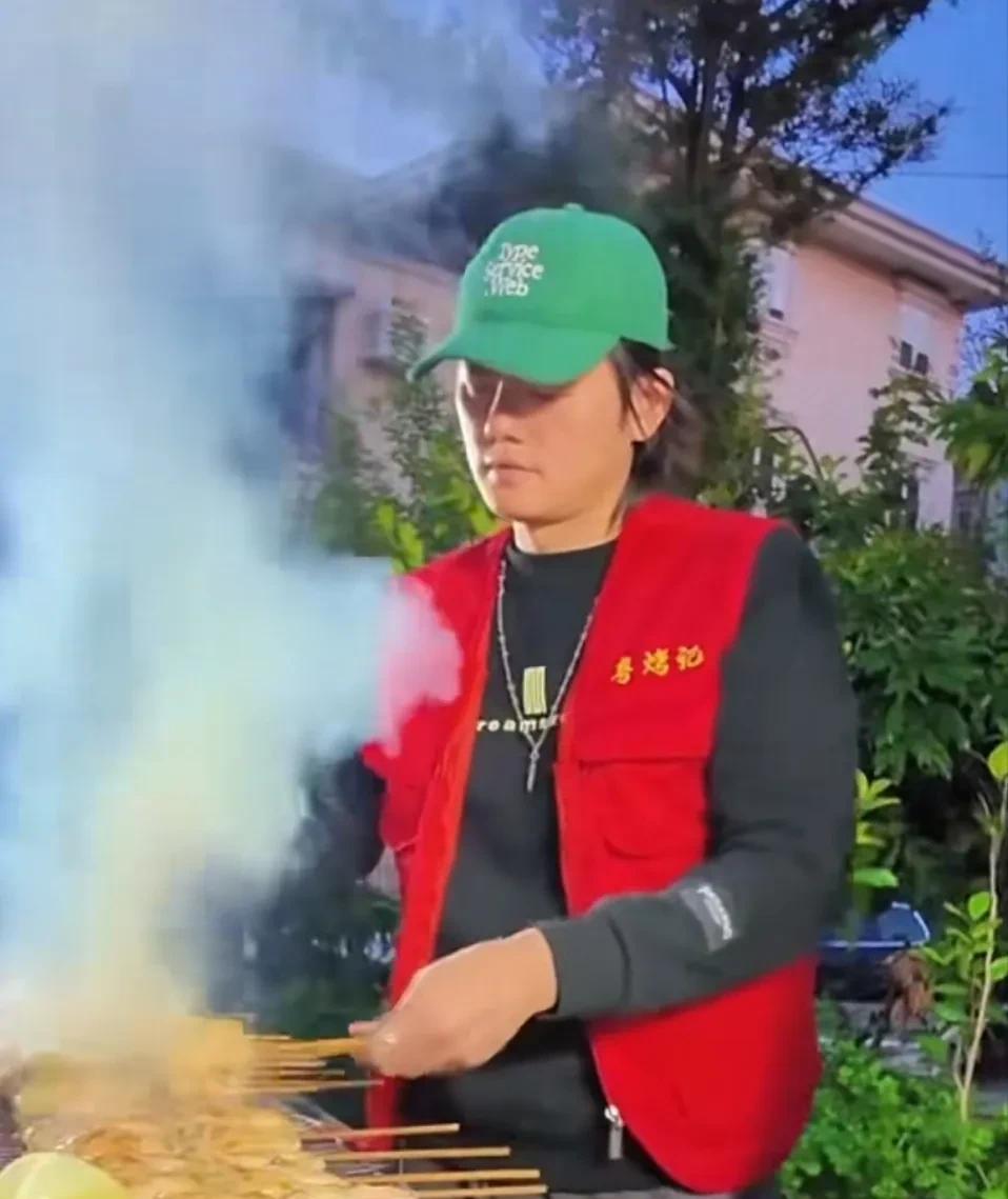 郭艾伦顺利出院，被朱芳雨约去吃烧烤！
之前在队内训练中右眼受伤的广州龙狮球员郭艾