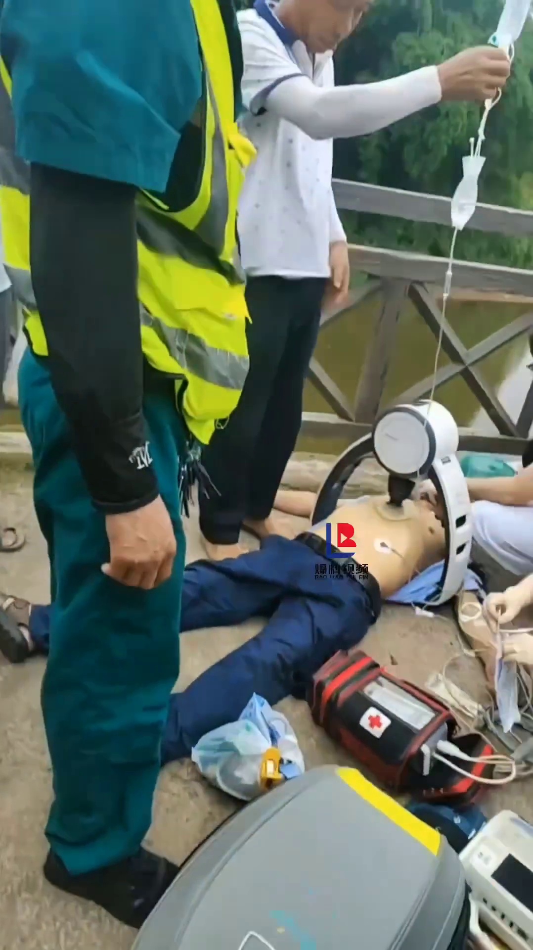 一男子街头走路时突然倒地死亡，医护用自动按压机施救无果！