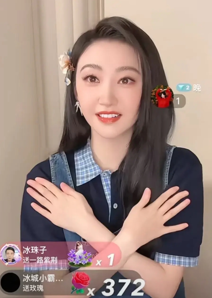 事实证明越有钱越拼！女演员景甜在直播中透露了自己的身体情况，并且宣称已经投入拍摄