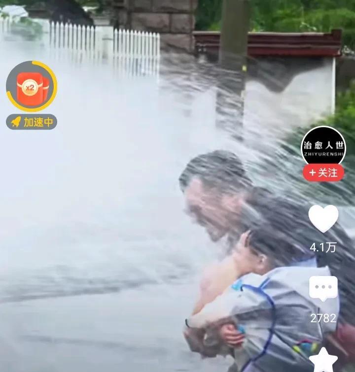 #给孩子快乐的童年有多重要#
我家小孙子读幼儿园的时候也是最喜欢下雨天，穿着小雨