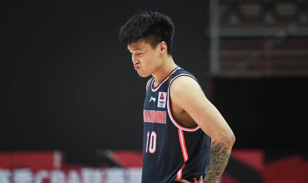 定了、赵睿加盟首钢！这是CBA开辟球员转会自由市场的大事件。
几经周折，赵睿加盟