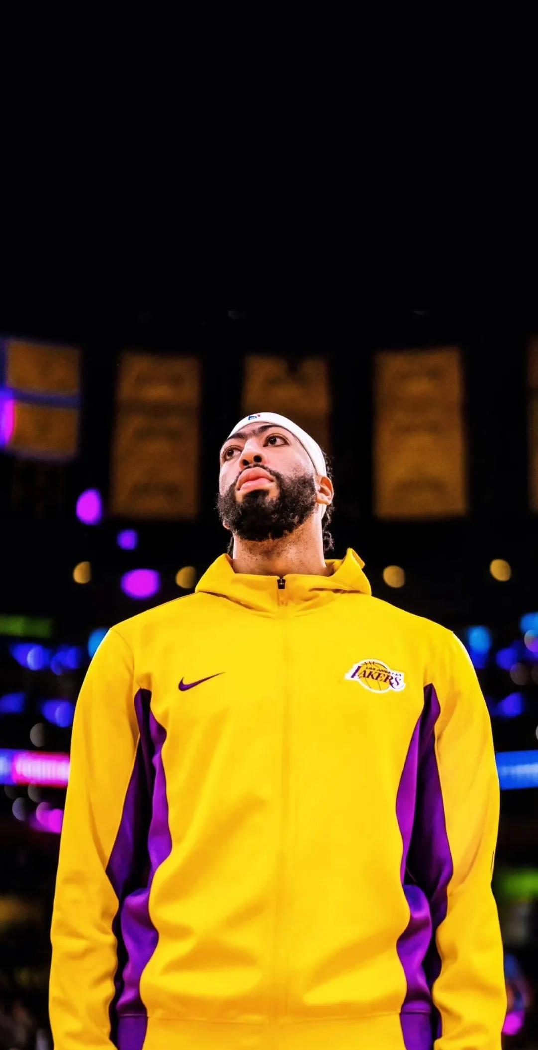 NBA里那些不为人知的潜规则：
1.球员禁止跟啦啦队成员谈恋爱；
2.球员禁止穿