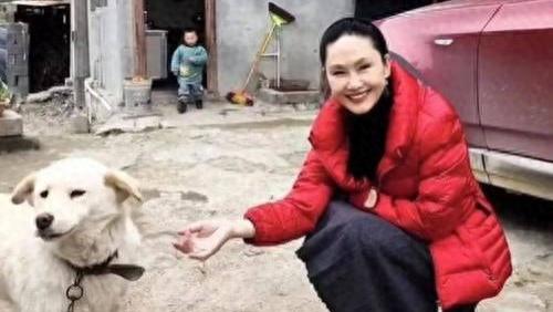 57岁于文华现状，住农村简陋的房子，裙子拖地喂着狗生活幸福