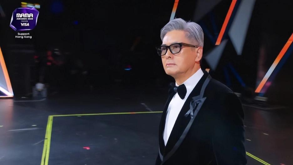 破防！周润发MAMA带领全场默哀，哽咽三语致哀香港火灾，颁奖权志龙太好嗑