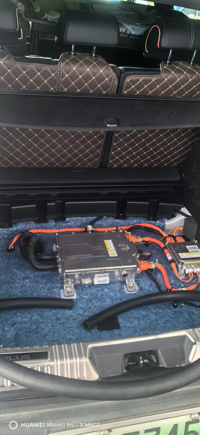 新能源完美装备胎
自己动手，不拆不动电缆、电线，单纯充电机平移，完美备胎加装，尾