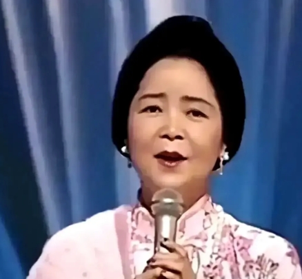 发现人在死亡前容貌会变化很多。
而且四十多岁死亡的人会提前衰老加速。
看看刚刚去