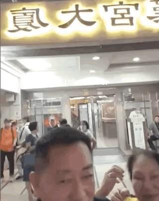 当年汪爸和汪小菲赴台见亲家母的场景，场面那叫一个热络