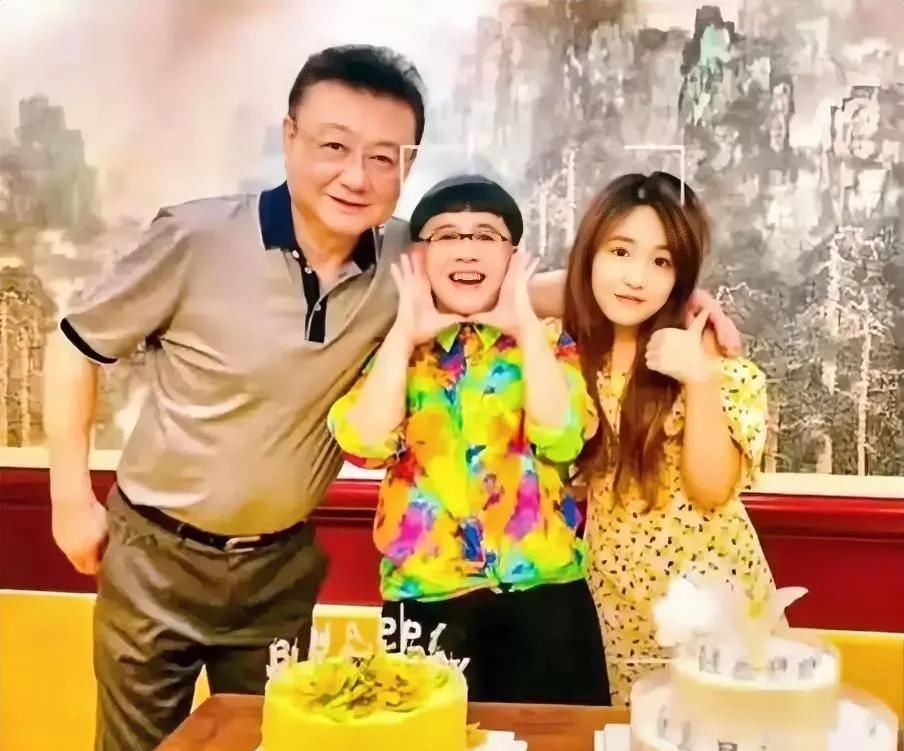 一觉醒来，
喜欢金龟子和不喜欢金龟子的都沉默了，
不是金龟子发型变了，也不是金龟
