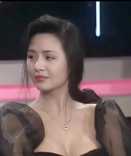 老照片：年轻时的叶子楣，亚姐出身，身材好，演技也不差，那些角色超难忘，回忆满满