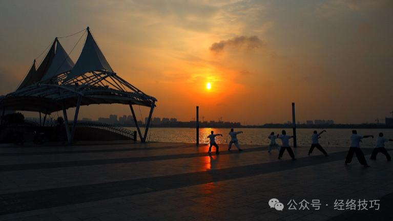 晨练要“少而精”！这4个动作组合，每天几分钟全身锻炼到位