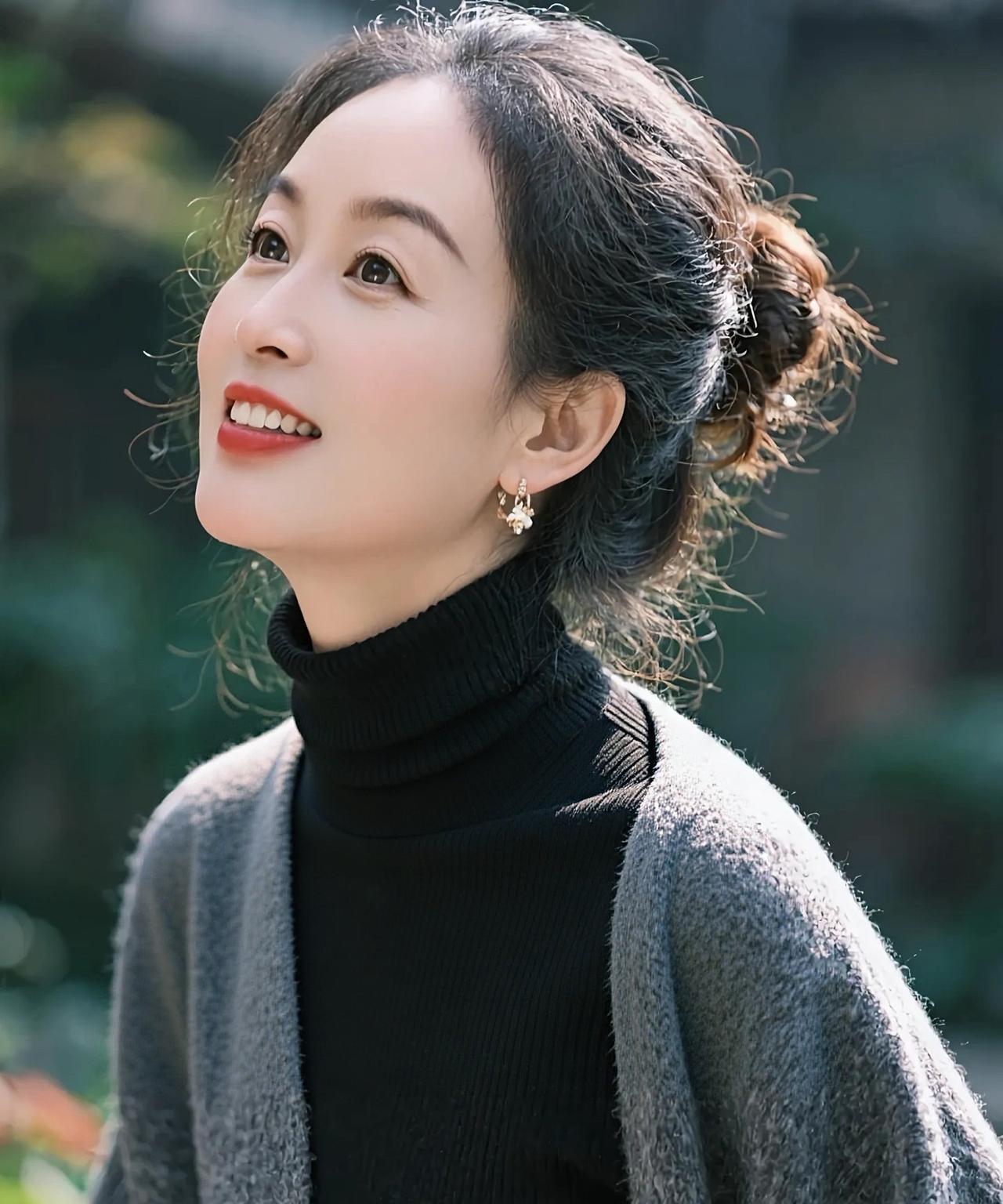 《时光里》
时光织韵稠，浅笑驻温柔。
鬓畔风轻过，从容岁月收。