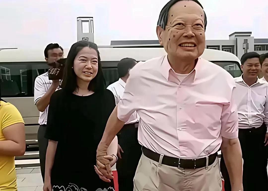 103岁的杨振宁和49岁的翁帆，两人手牵手，都是发自内心的灿烂笑容。
孟凡也快5