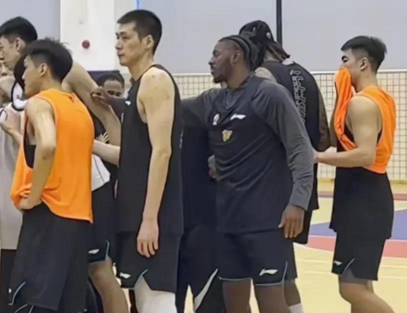 粤辽大战一触即发！广东队12人大名单前瞻
CBA战火重燃，常规赛第36轮广东队主