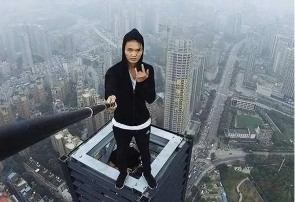 2017年，湖南小伙吴永宁为了赚取10万元，在长沙华远国际大厦263米高的楼顶进