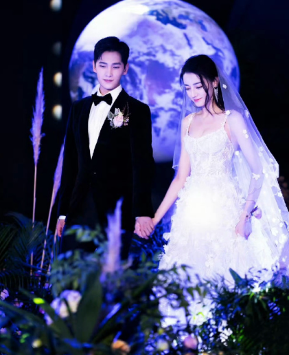 迪丽热巴饰演的乔晶晶与杨洋饰演的于途的婚纱照备受关注。剧中，两人的婚纱造型堪称颜