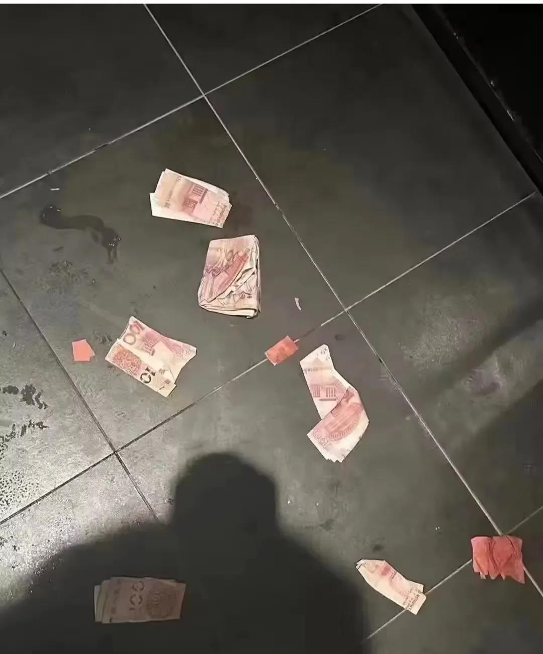 上个厕所把我整懵逼了，到底捡还是不捡?会不会是啥新套路?