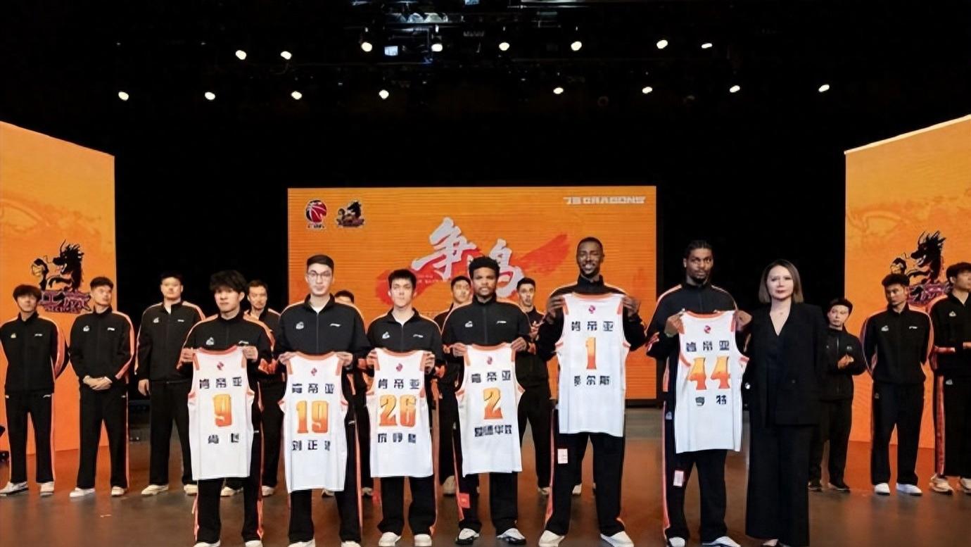 不摆烂了！CBA鱼腩球队怕被降级，大手笔投入冲击季后赛