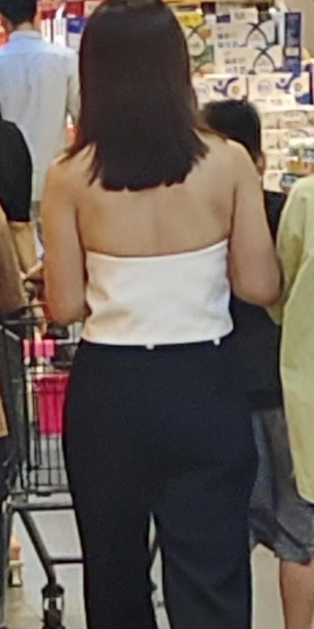 每年到了夏季总是有些女性就穿的非常暴露了。这是我今天在某超市买东西碰到的一个美女