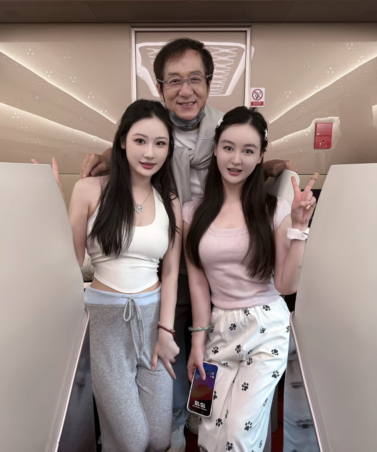 这也太幸运了吧。

有网友发文说：坐高铁还碰到成龙大哥。

从这个照片上