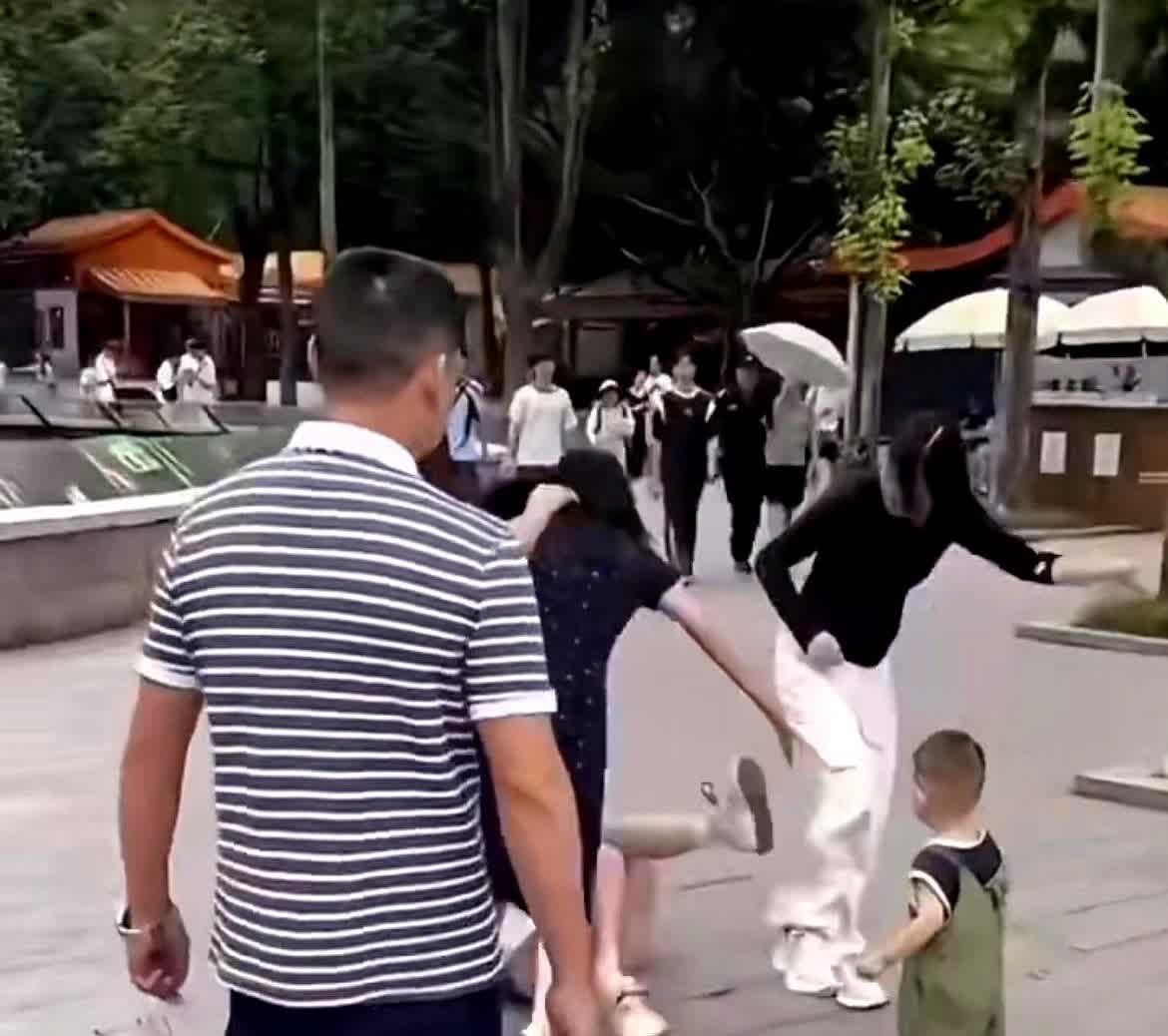 重庆动物园管闲事游客被打后续，据说只是调解，这又是老实人吃亏。

因为黄衣女