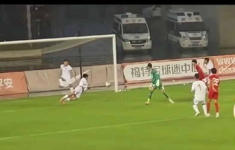 U16越南手球为啥不判？
   U16四国赛，其中国足在越南的禁区看到对方明显手
