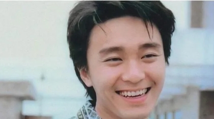 1989年，吴思远找到了还在经常跑龙套的周星驰，想让他出演《赌圣》，并给周星驰开