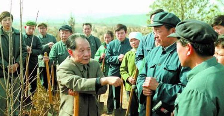 胡同志与十三陵林场工人交谈，这应该是刚刚参加完义务植树活动，手里还拿着铁锹。