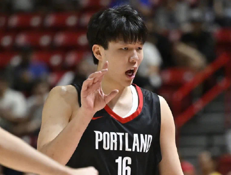 NBA夏级联赛继续进行，万众瞩目的中国球员杨瀚森，迎来了代表开拓者生涯首秀。全场