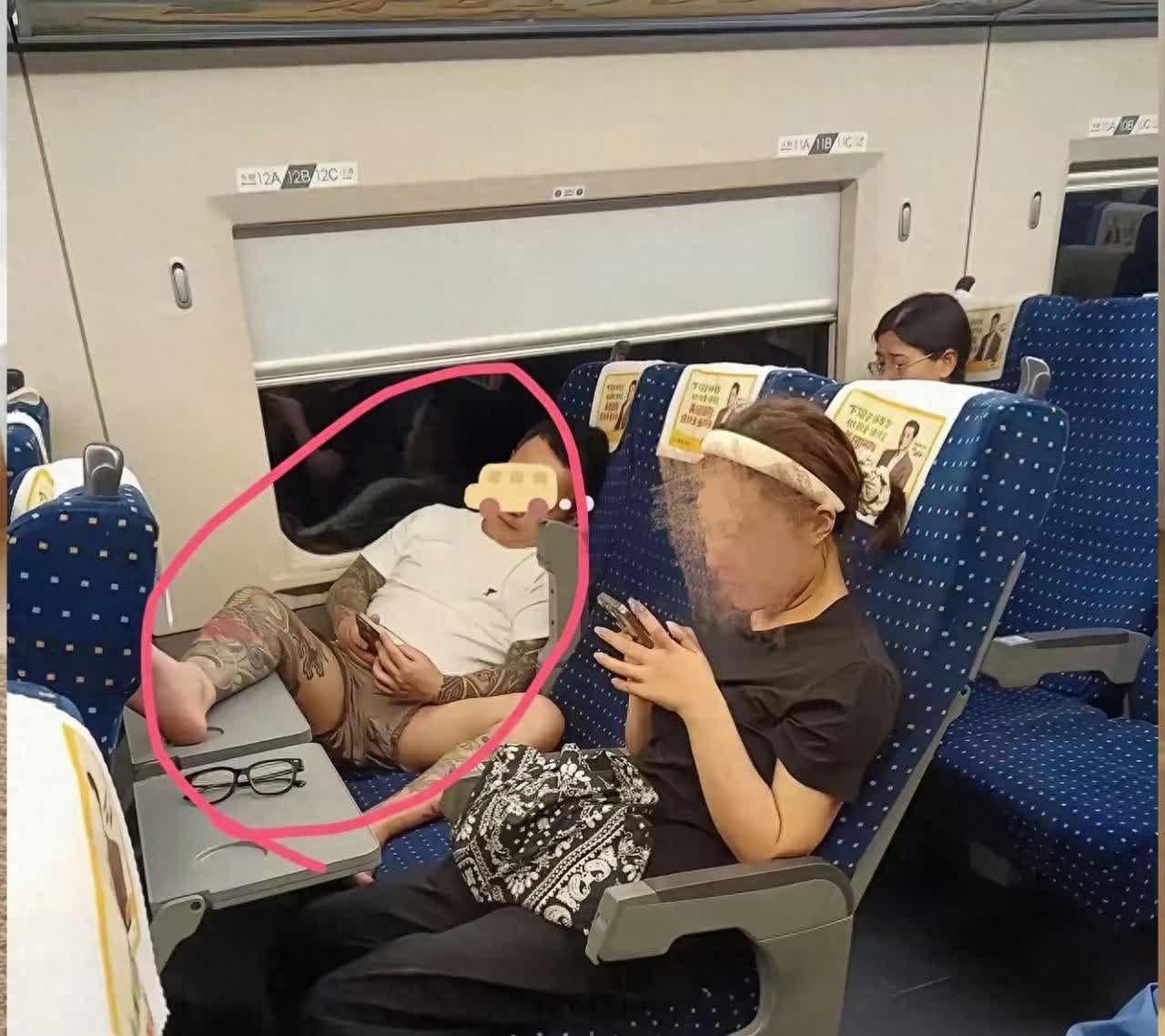 光脚纹身男霸座，女乘客低头沉默，乘务员视而不见？这车厢怎么了！
前脚 “裤头霸