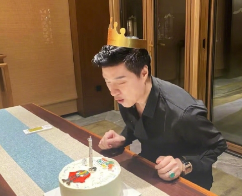 范丞丞爸爸73岁生日照，你敢说这是73我都不敢信。