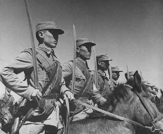 “一个师政委，提着刀打冲锋，你想干什么？！”1949年9月，宁夏战役刚刚结束后，