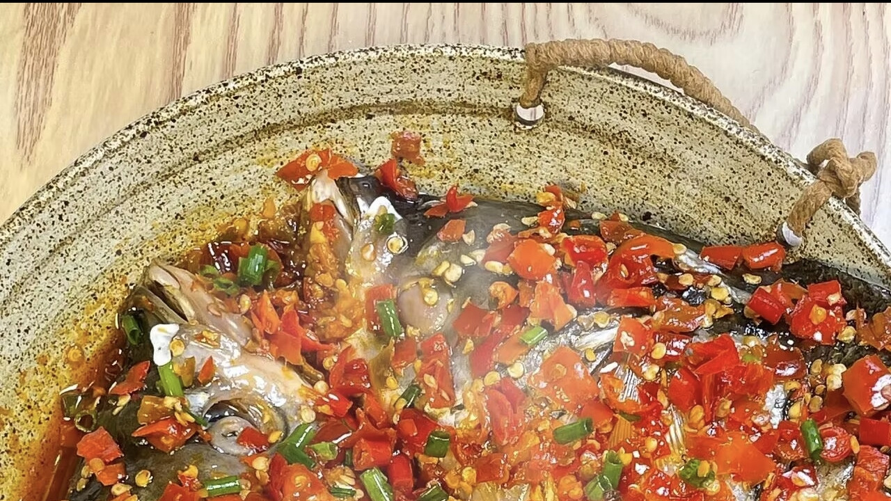 厨房里的湘味风暴：一道剁椒鱼头的自我修养
