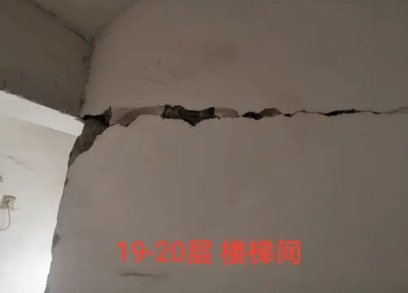 长沙承重墙被砸后续，已经有多楼层出现裂缝，虽然目前住建局已经联系专业公司进行加固