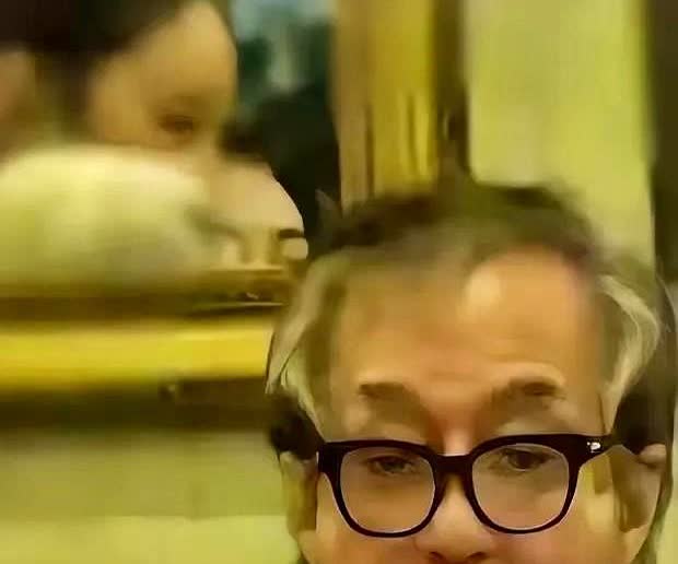 成龙这辈子注定要遗憾终生了
他挣再多的钱
再有巨星光环，71岁的他也难享天伦