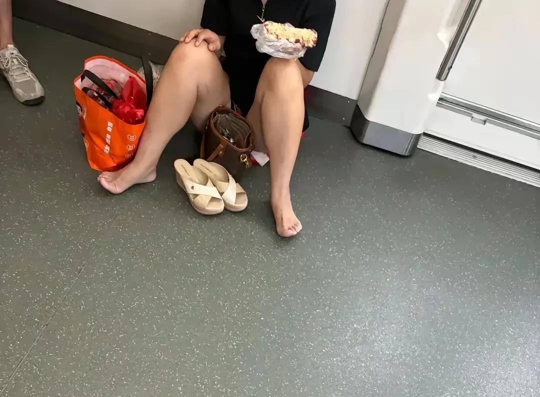 地铁上看到这情况，本能的个她包里扔了几枚硬币，然后旁边的大哥也扔了！接着……